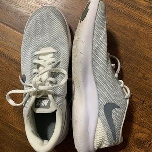 Woman’s Nike flex size 8